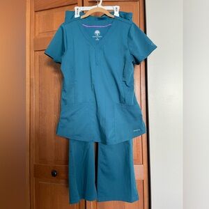 Women’s 2pc scrub set by Healing Hands size medium.